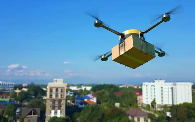 Drone sendo usado para realizar entrega de mercadoria