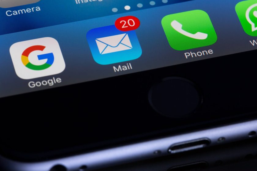 Tela de smartphone mostrando notificação de e-mails